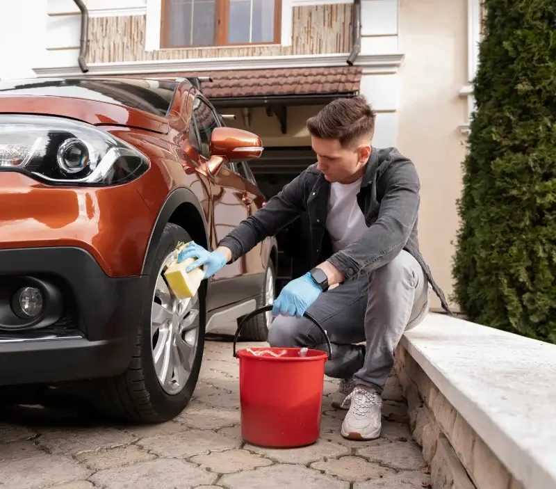 Lavage auto à domicile Sainte-Honorine-la-Guillaume : professionnel intervenant sur un véhicule